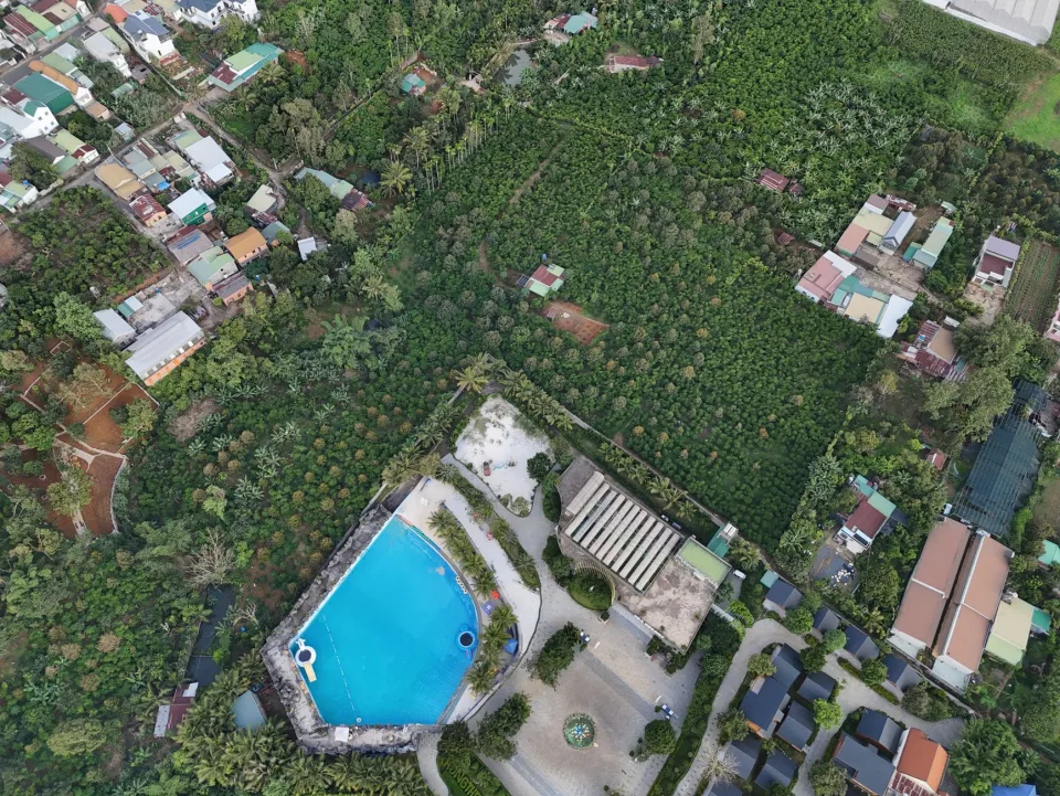 Phòng có cửa sổ nhìn ra vườn